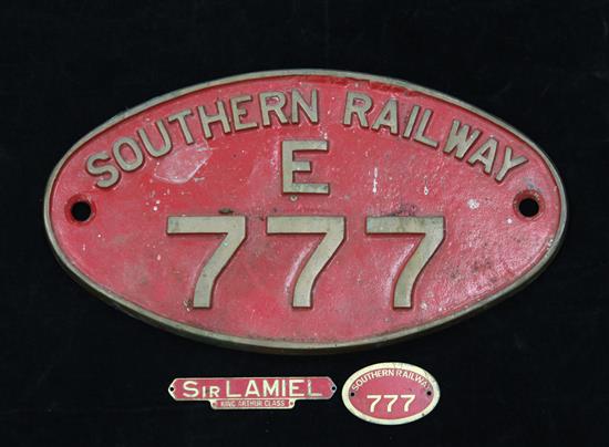 A Southern Railway oval engine plaque No.777E & 2 other badges